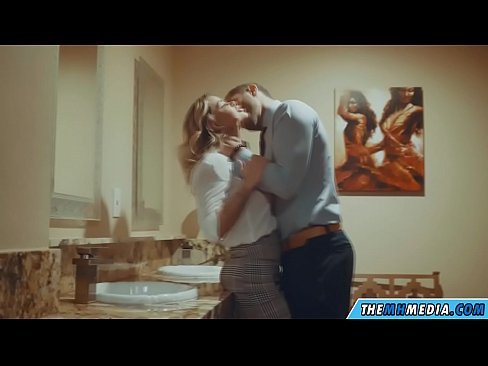 ❤️ جڏهن هڪ busty سنهري اوھان کي هڪ عوامي آرام روم ۾ seduces ❤️❌  ☑